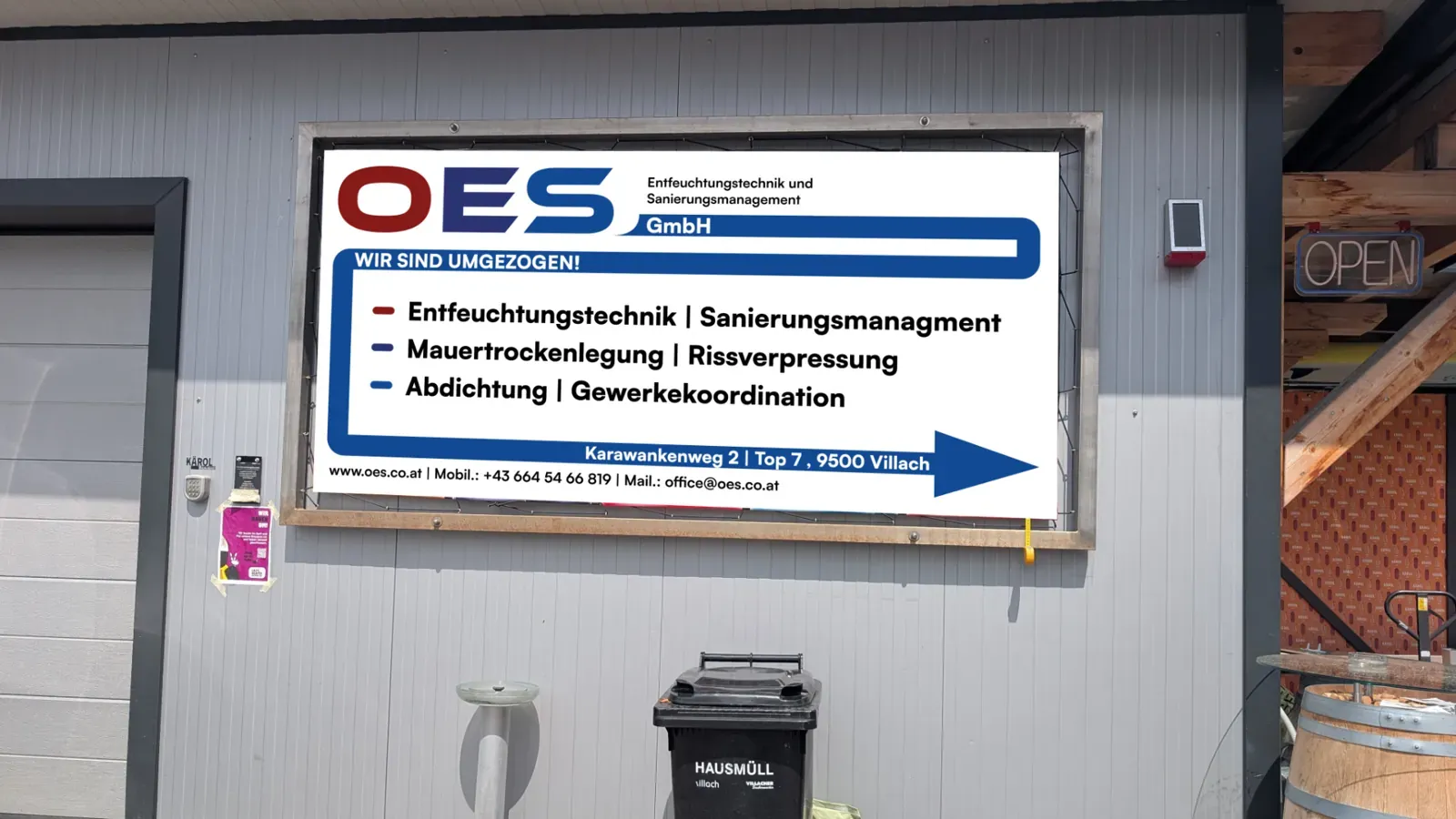 Firmenschild an einer Fassade